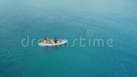 海上皮划艇的空中风光视频的预览图