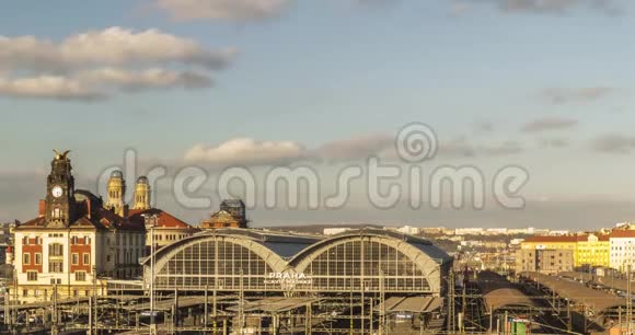 日落时分阳光明媚的一天列车往返布拉格主火车站的时间推移视频视频的预览图