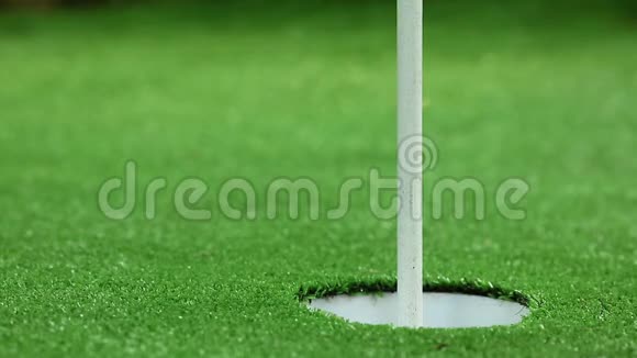 完美的高尔夫球杆三个橙色的球视频的预览图