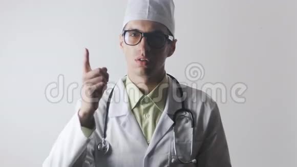 医生威胁着他的食指视频的预览图