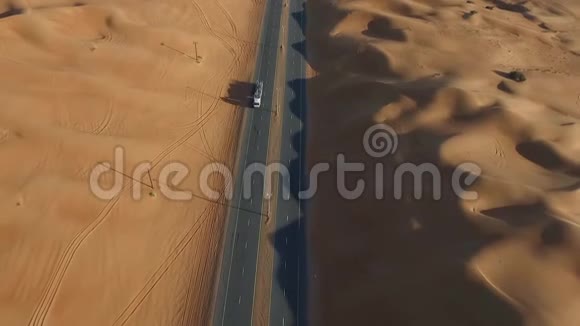 阿拉伯联合酋长国沙漠公路的长镜头视频的预览图