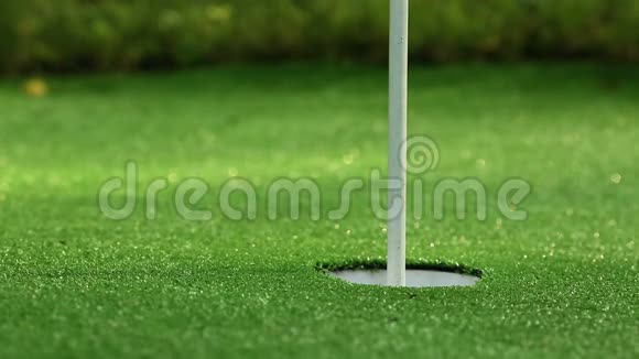 完美的高尔夫球杆三个橙色的球视频的预览图