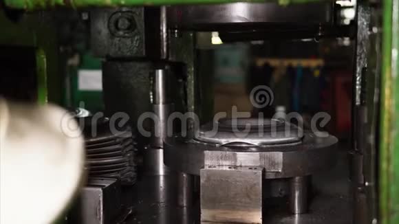 液压机是改变形状的金属细节工人控制过程视频的预览图