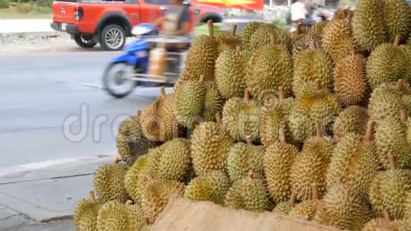 榴莲在街头商店的柜台上泰国和亚洲的异国水果视频的预览图