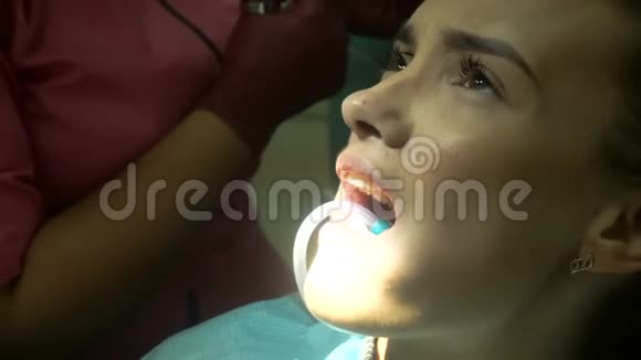 年轻可爱的女人对待她的牙齿视频的预览图