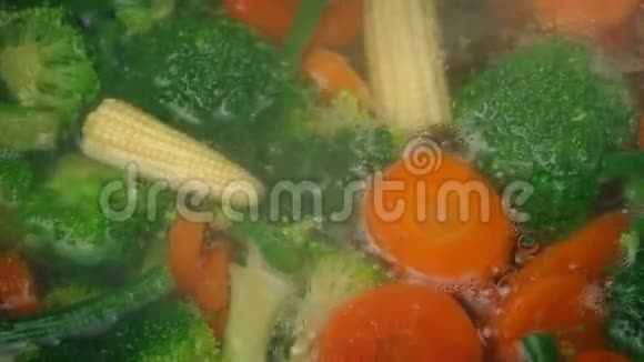 混合蔬菜在沸水中烹饪视频的预览图