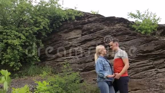 恋爱中的情侣站在山下视频的预览图