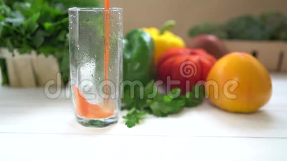 将健康的蔬菜冰沙倒入玻璃杯中视频的预览图