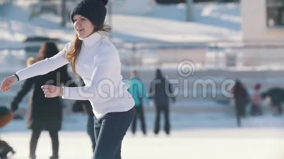 俄罗斯滑冰运动员少女在公共溜冰场熟练滑冰的肖像视频的预览图