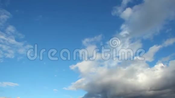 经典的云时间流逝蓝天云过晴天视频的预览图
