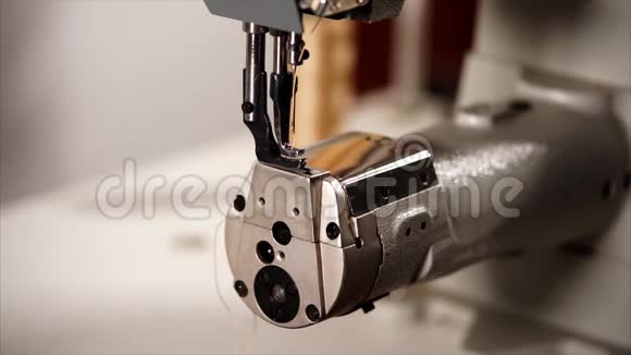 在缝纫机上放一块皮的大师手的特写镜头视频的预览图