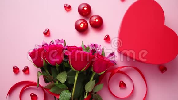 玫瑰蜡烛和心形亚克力装饰混合花束视频的预览图