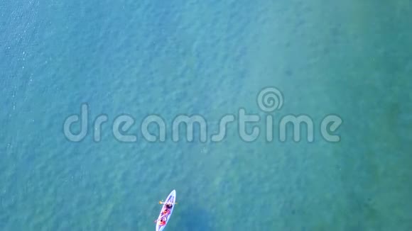 海上划船的空中风光视频的预览图