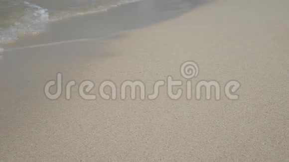 4K泰国普吉岛白色沙滩上的海浪暑假录像背景视频的预览图