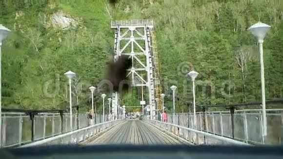 汽车在一座狭窄的桥上行驶视频的预览图