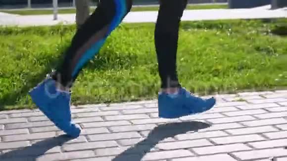女人在公园里慢跑当代女性健康的生活方式减肥养生视频的预览图