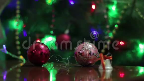 彩色气球在圣诞灯的背景上视频的预览图