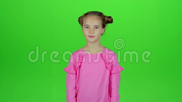 小女孩为胜利而高兴绿色屏幕慢动作视频的预览图
