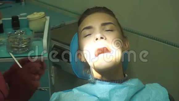 年轻可爱的女孩对待她的牙齿视频的预览图