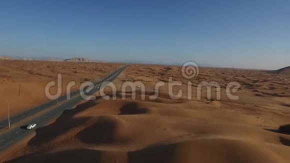 傍晚沙漠的四架直升机录像视频的预览图