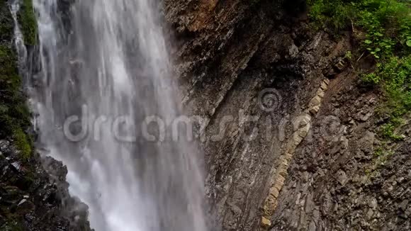 美丽的瀑布在夏天快速的瀑布从下面看瀑布视频的预览图