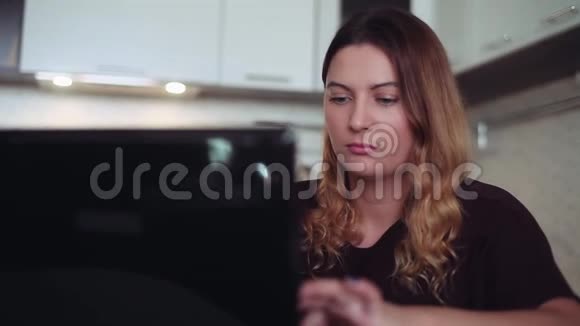 一个漂亮的年轻女人使用互联网家庭风格视频的预览图