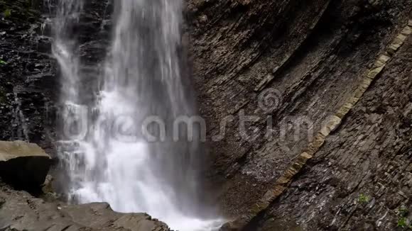 美丽的瀑布在夏天快速的瀑布从下面看瀑布视频的预览图
