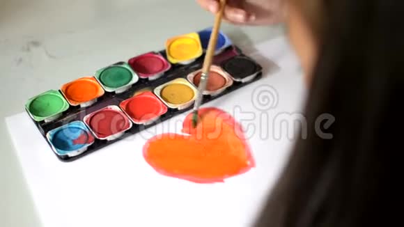 在纸上画水彩画美术孩子们画心视频的预览图
