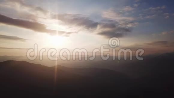 雾蒙蒙的喜马拉雅山在日落的灯光下超高清4K视频的预览图