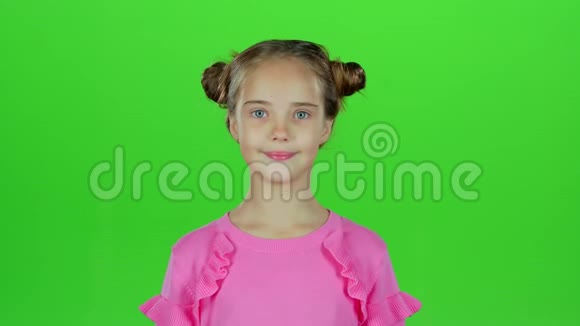 小女孩在做鬼脸绿色屏幕慢动作视频的预览图
