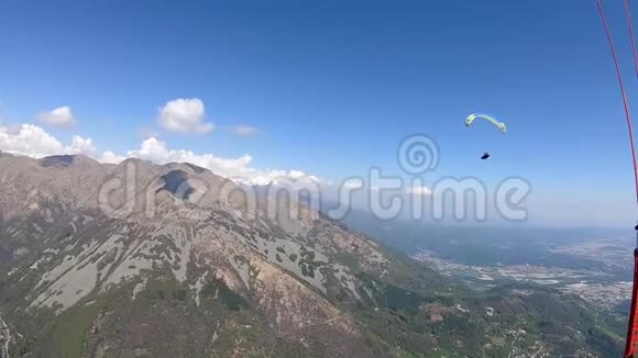 在一个美丽的春天意大利滑翔在阿尔卑斯山上视频的预览图