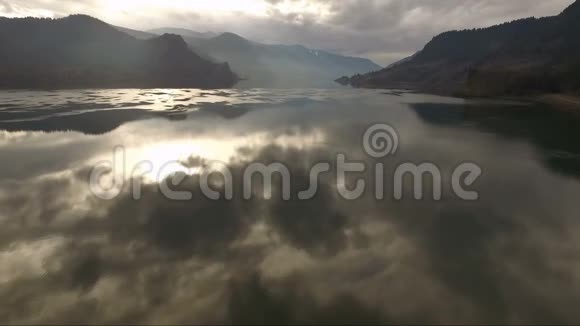 飞越福格哥伦比亚河峡俄勒冈州华盛顿视频的预览图