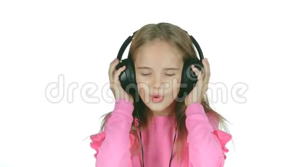 宝宝听耳机里的音乐白色背景视频的预览图