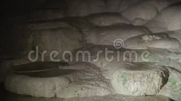 DenizliKaklik洞穴中的石灰华梯田视频的预览图