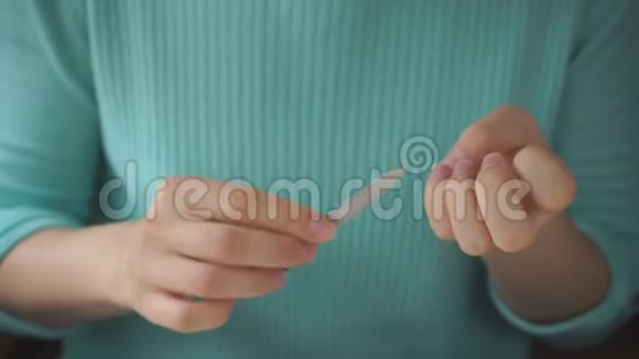 年轻女孩用指甲纸做指甲视频的预览图
