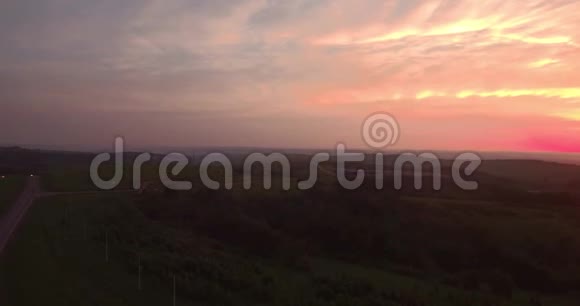原始的观点漫长而蜿蜒的道路穿过青山日落时有乡村风景4K视频的预览图