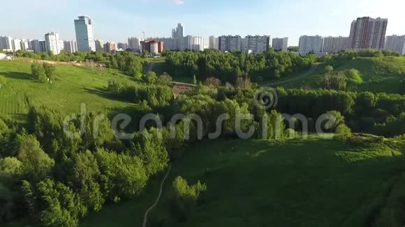 莫斯科卢日尼基体育场旁河和公园的无人机拍摄视频的预览图