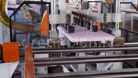 工业中的有毒物质工厂输送线上的机械加工发泡胶视频的预览图