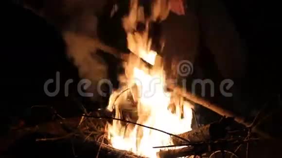 人把锅从火里拿走视频的预览图