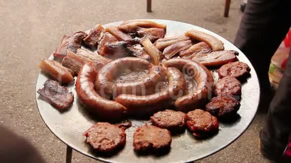 在烧烤盘上烤出传统自制的美味肉视频的预览图