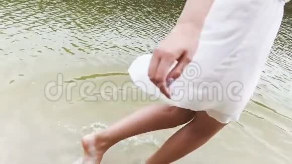 美丽的白衣女子在水中翩翩起舞视频的预览图