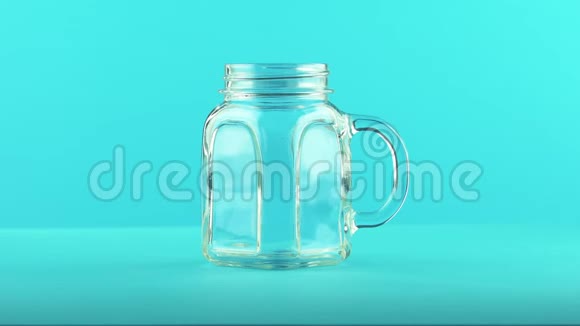 4K近景拍摄的汽水汽水冷饮可怜的玻璃罐杯蓝色背景在工作室视频的预览图