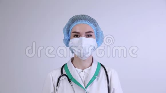 带听诊器的外科口罩年轻特写护士视频的预览图