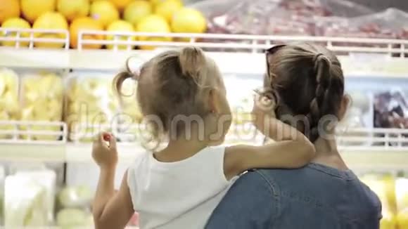 母亲带着小女儿在超市购物视频的预览图