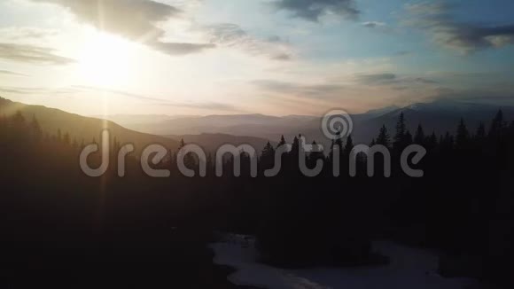 雾蒙蒙的喜马拉雅山在日落的灯光下超高清4K视频的预览图