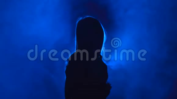歌手是和温柔唱在复古麦克风烟雾背景剪影视频的预览图
