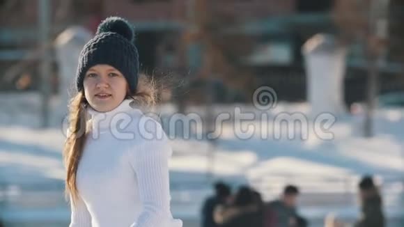 少女熟练地在户外公共溜冰场滑冰慢动作视频的预览图