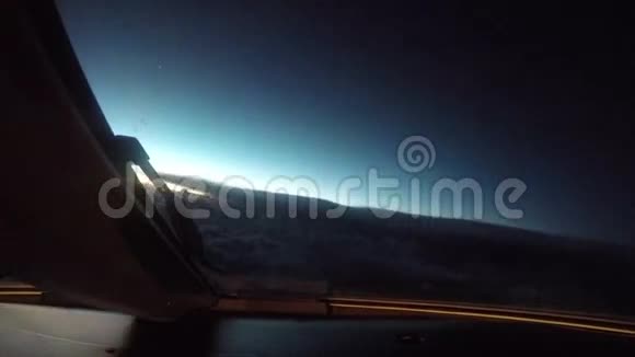 飞机驾驶舱视图4k延时镜头进入夜光城市场景视频的预览图
