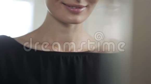 一个美容院的女人用台灯支票发型和化妆来照镜子视频的预览图