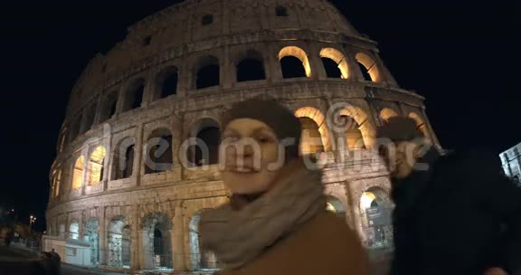 晚上在罗马拍自拍的情侣视频的预览图